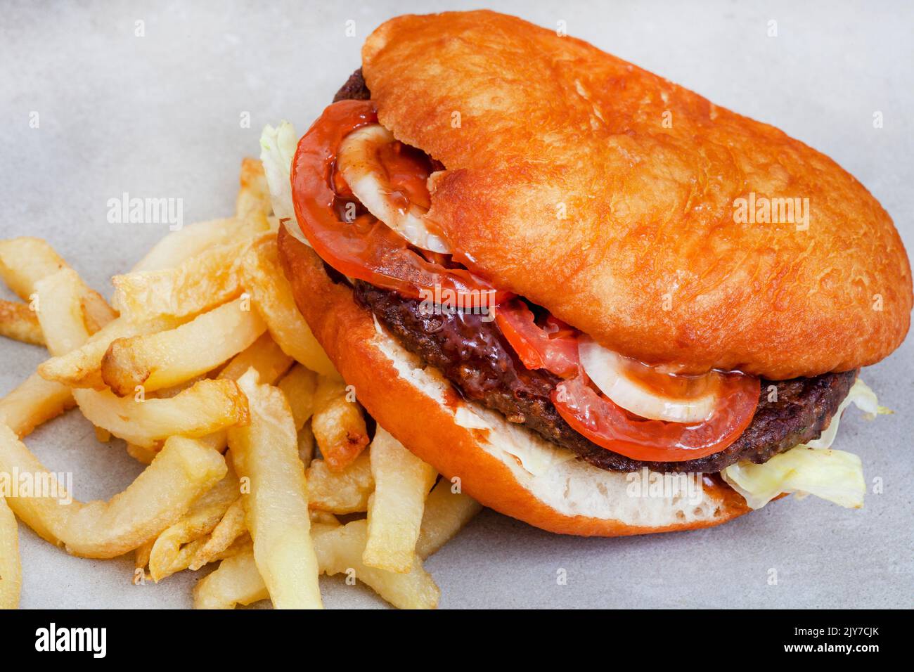 Südafrikanischer Vetkoek-Burger, köstliche Alternative zu einem normalen Burger-Brötchen Stockfoto