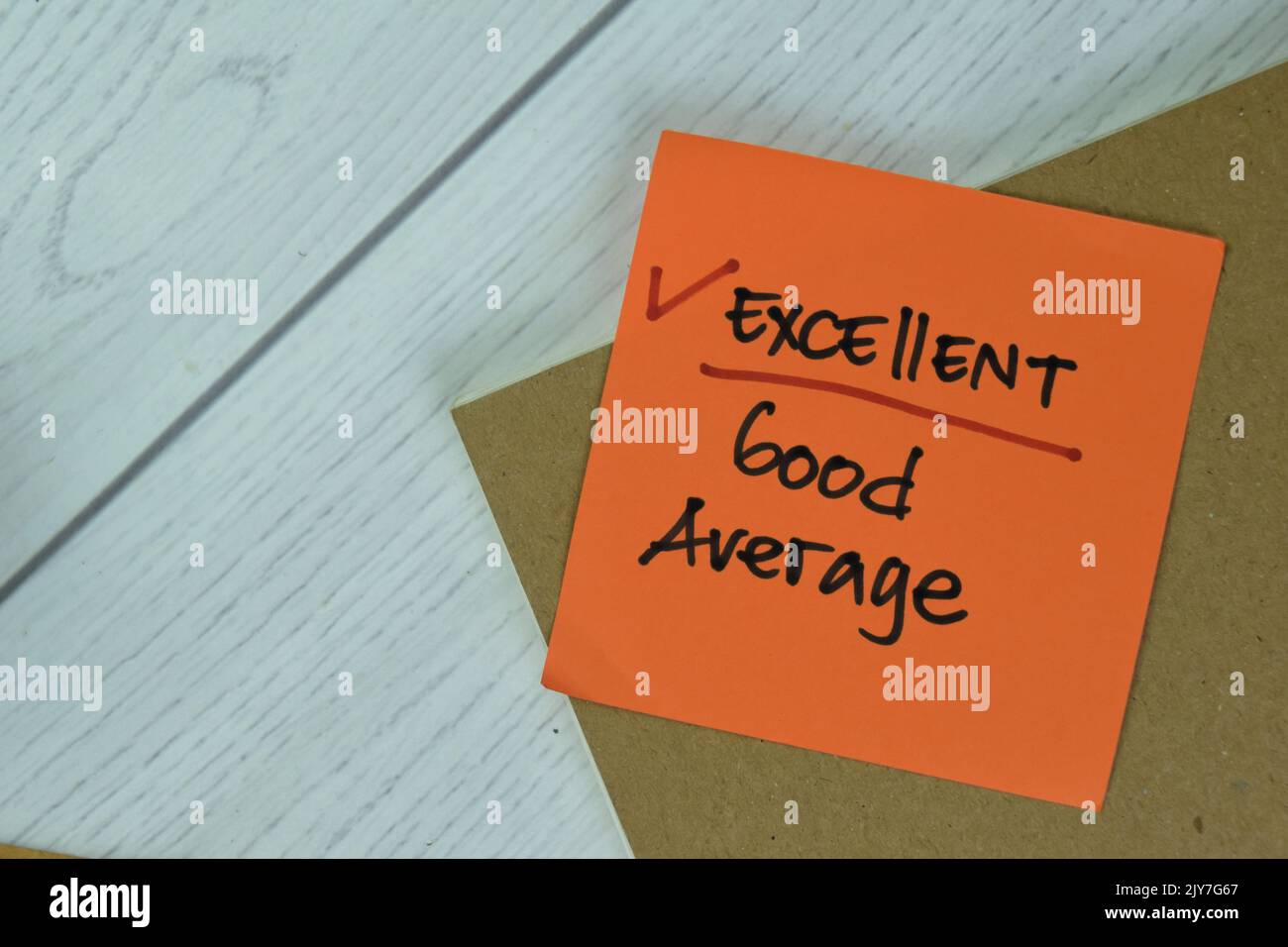 Das Konzept von Excellent, Good, Average Schreiben Sie auf klebrige Notizen isoliert auf Holztisch. Stockfoto