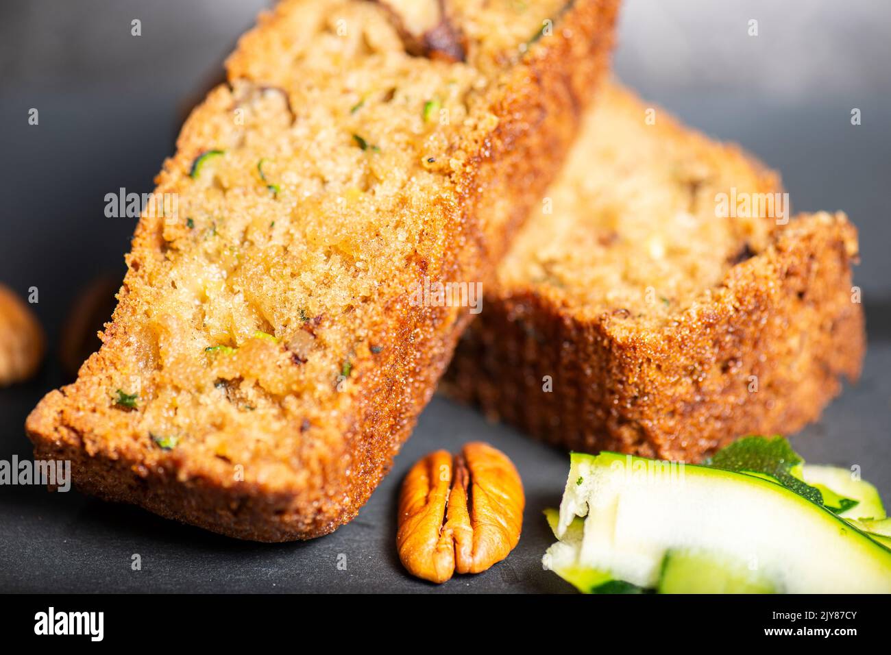 Hausgemachtes frisch gebackenes Zucchini-Schnellbrot mit Pekannüssen. Stockfoto