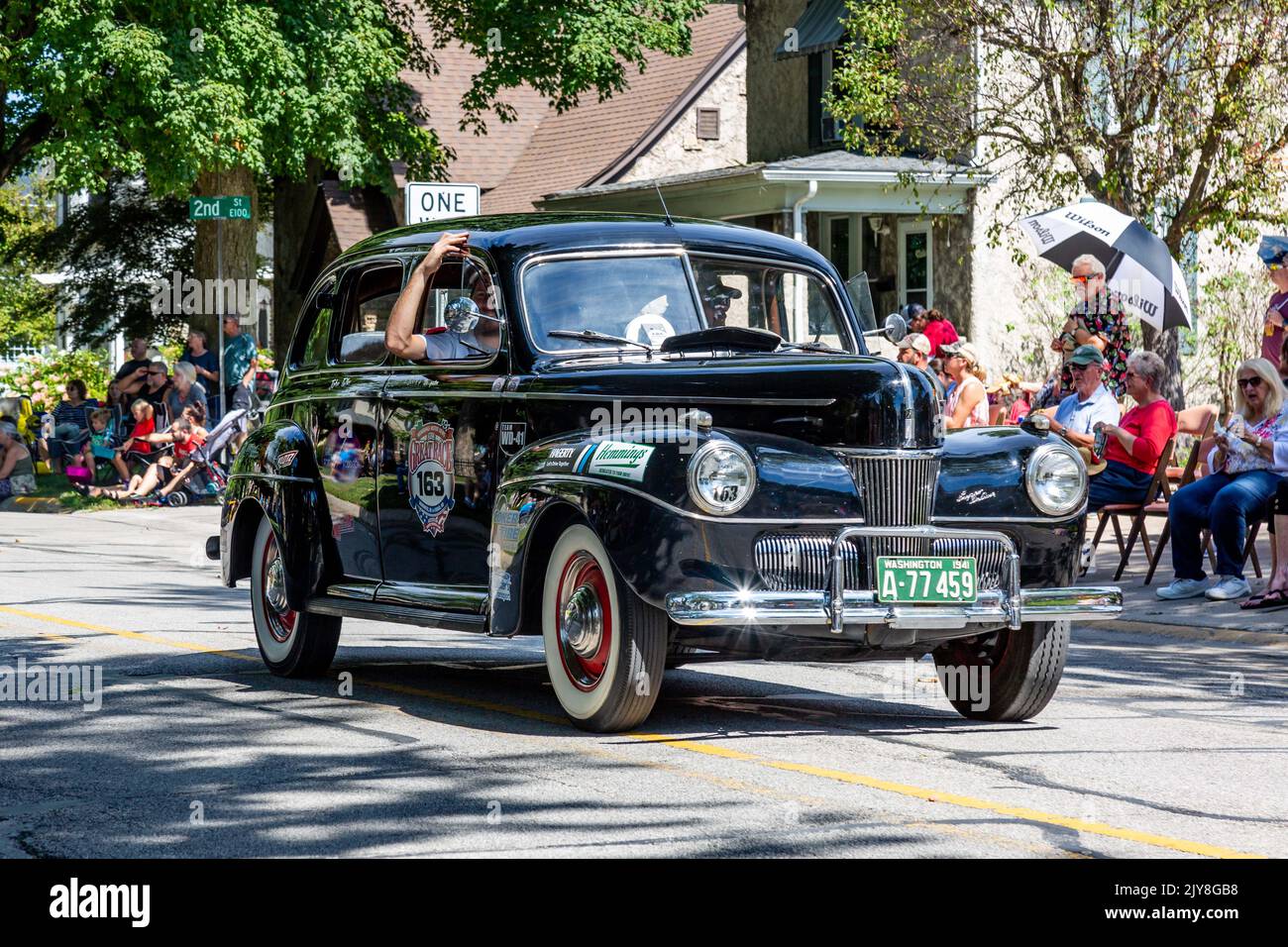 Ein 1941 Ford Super Deluxe, Hemmings Motor News Great Race, Teilnehmer, nimmt an der Auburn Cord Duesenberg Festival Parade in Auburn, Indiana, USA, Teil. Stockfoto