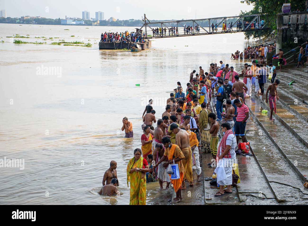 Indische Hindu-Menschen bieten dem Göttlichen „Tarpan“ für die Befreiung der Seele ihrer verstorbenen Ältesten in Mahalaya Paksha und Sola Shrad an Stockfoto