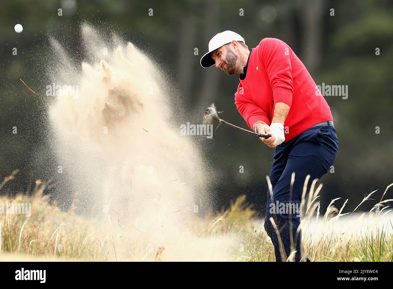 Dustin Johnson vom Team der Vereinigten Staaten spielt am Mittwoch, den 11. Dezember 2019, während des Golfwettbewerbs des Presidents Cup 2019 im Royal Melbourne Golf Club in Melbourne einen Schuss während des Trainings. (AAP IMAGE/ROB PREZIOSO) KEINE ARCHIVIERUNG, NUR REDAKTIONELLE VERWENDUNG ** AUSSCHLIESSLICH REDAKTIONELLE VERWENDUNG, KEINE KOMMERZIELLE NUTZUNG, KEINE BÜCHER ** Stockfoto