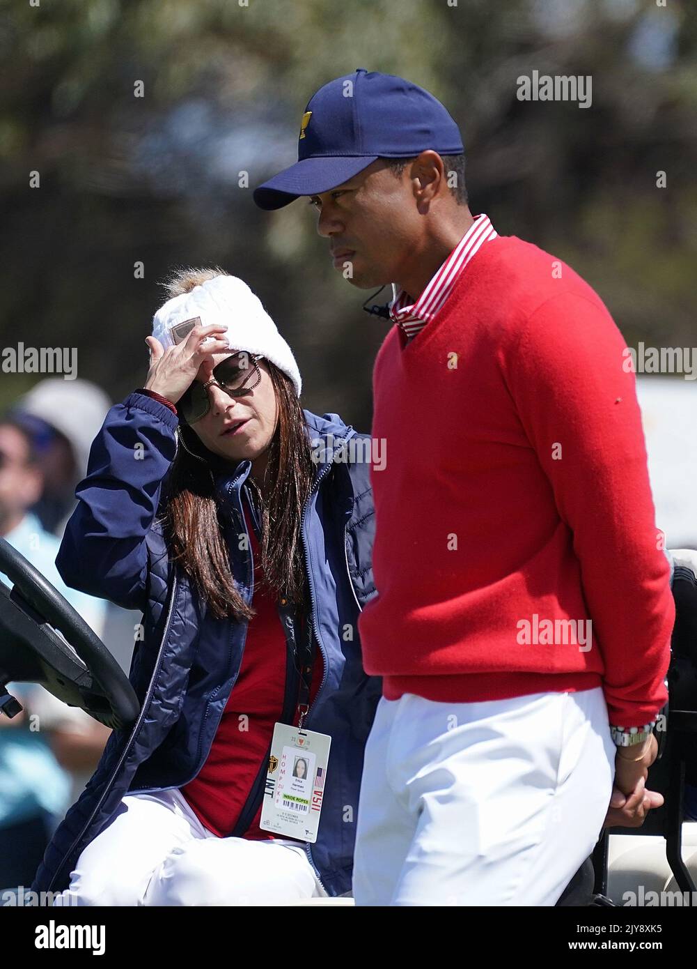 Spielen Captain Tiger Woods vom US-Team und seine Freundin Erica Herman reagieren, als sie die vier-Ball-Spiele am Donnerstag, den 12. Dezember 2019, am ersten Tag des 2019 Presidents Cup-Golfturniers im Royal Melbourne Golf Club in Melbourne beobachten. (AAP IMAGE/SCOTT BARBOUR) KEINE ARCHIVIERUNG, NUR REDAKTIONELLE VERWENDUNG ** AUSSCHLIESSLICH REDAKTIONELLE VERWENDUNG, KEINE KOMMERZIELLE NUTZUNG, KEINE BÜCHER ** Stockfoto