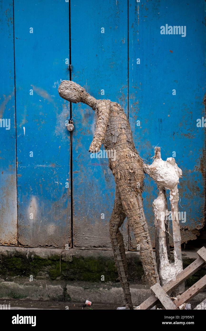 Kalkutta, Westbengalen, Indien. 6. September 2022. Nur noch 23 Tage für die Durga Puja, die von der UNESCO zum Weltkulturerbe erklärt wurde. Die Vorbereitung des Idol-Making auf seinem Höhepunkt. Kumortuli ist eine der größten Idol-Making-Community. (Bild: © Swattik Jana/Pacific Press via ZUMA Press Wire) Stockfoto