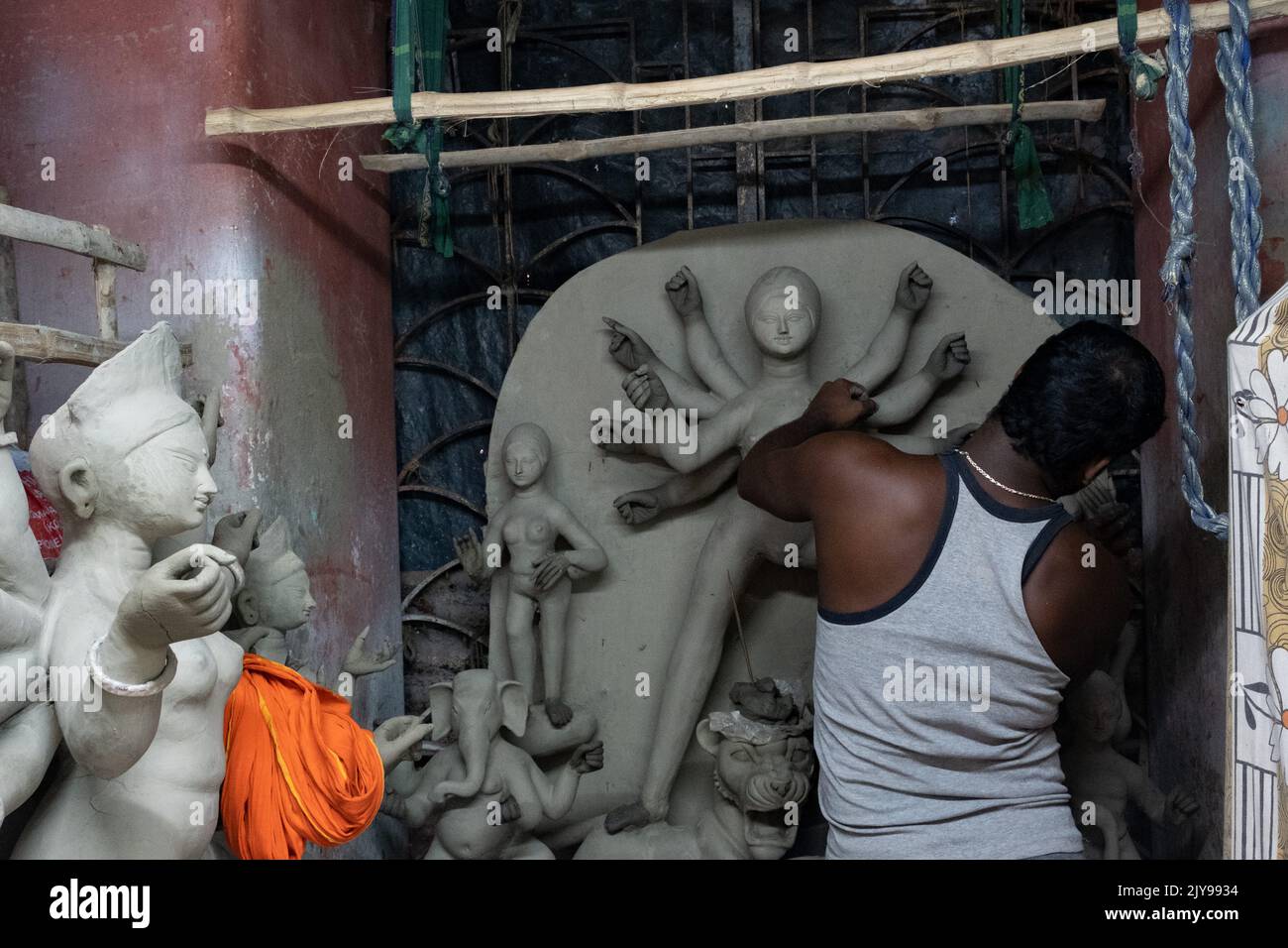 Kalkutta, Westbengalen, Indien. 6. September 2022. Nur noch 23 Tage für die Durga Puja, die von der UNESCO zum Weltkulturerbe erklärt wurde. Die Vorbereitung des Idol-Making auf seinem Höhepunkt. Kumortuli ist eine der größten Idol-Making-Community. (Bild: © Swattik Jana/Pacific Press via ZUMA Press Wire) Stockfoto