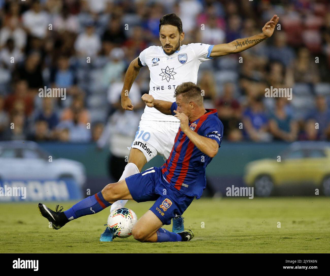 Nick Fitzgerald von den Jets bestreitet den Ball mit Milos Ninkovic vom Sydney FC während des Round 14 A-League-Spiels zwischen den Newcastle Jets und dem Sydney FC im McDonald Jones Stadium in Newcastle, Freitag, 10. Januar 2020. (AAP IMAGE/DARREN PATEMAN) KEINE ARCHIVIERUNG, NUR REDAKTIONELLE VERWENDUNG ** AUSSCHLIESSLICH REDAKTIONELLE VERWENDUNG, KEINE KOMMERZIELLE NUTZUNG, KEINE BÜCHER ** Stockfoto