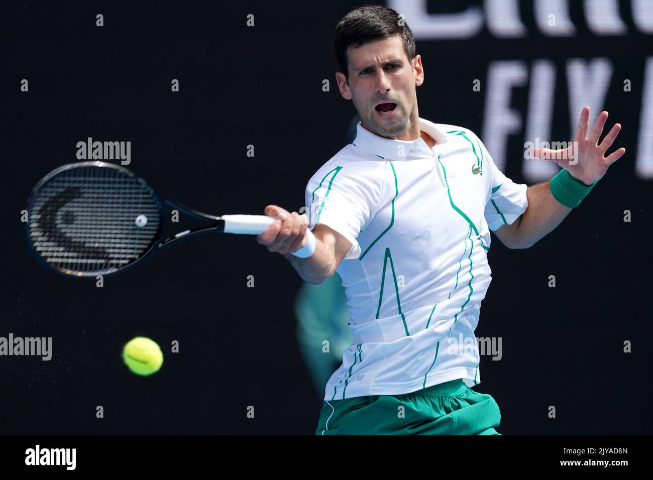 Novak Djokovic aus Serbien gibt am fünften Tag des Australian Open Tennisturniers in der Rod Laver Arena in Melbourne, Freitag, 24. Januar 2020, einen Schuss während seines dritten Runden-Spiels gegen den Japaner Yoshihito Nishioka zurück. (AAP IMAGE/SEAN GARNSWORTHY) KEINE ARCHIVIERUNG, NUR REDAKTIONELLE VERWENDUNG ** AUSSCHLIESSLICH REDAKTIONELLE VERWENDUNG, KEINE KOMMERZIELLE NUTZUNG, KEINE BÜCHER ** Stockfoto