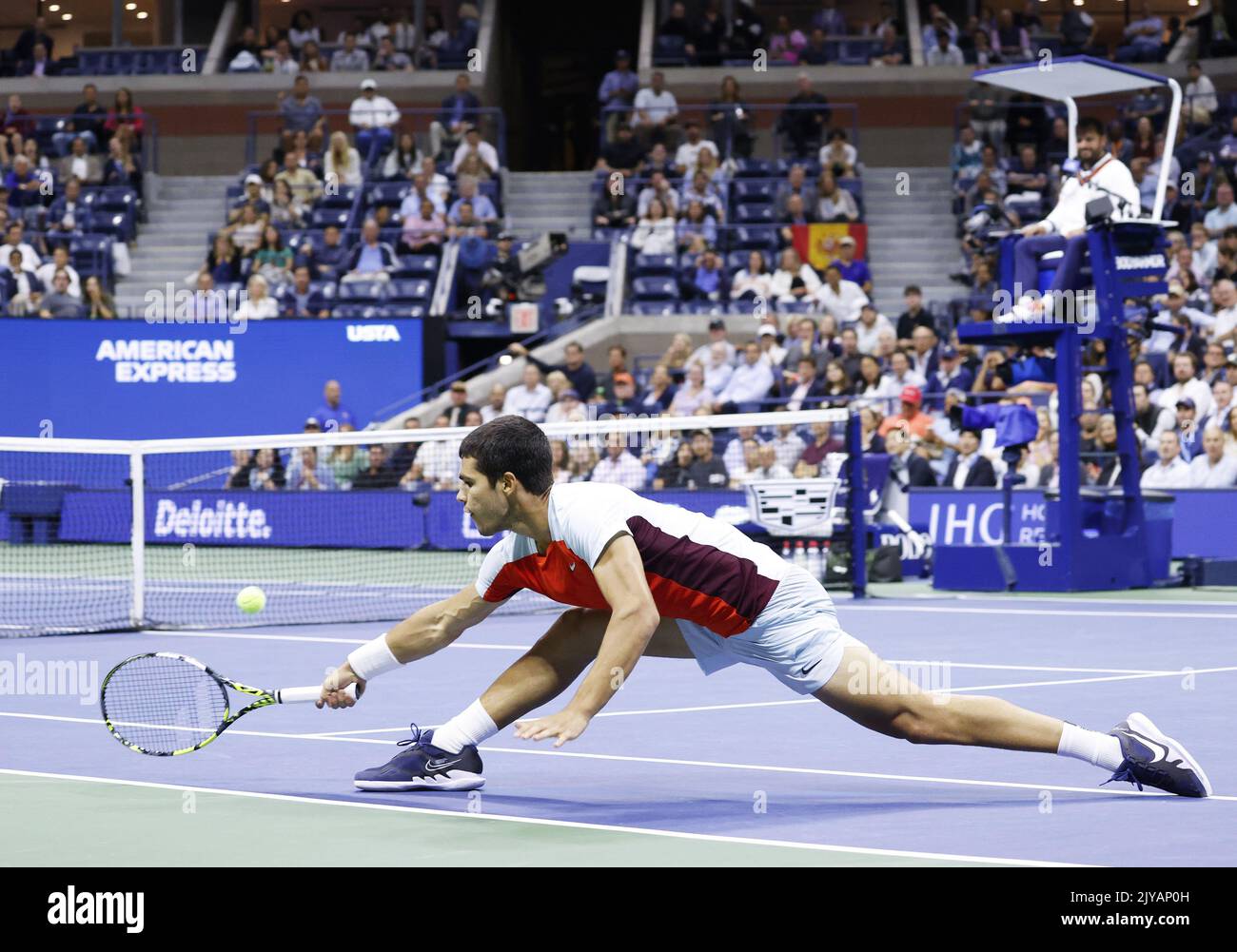 Flushing Meadow, United Gab An. 07. September 2022. Carlos Alcaraz aus Spanien streckt sich am Mittwoch, den 7. September 2022, bei den US Open Tennis Championships 2022 im Arthur Ashe Stadium im USTA Billie Jean King National Tennis Center in New York City für einen Volley gegen den Italiener Jannik SINNER aus dem Viertelfinale aus. Foto von John Angelillo/UPI Credit: UPI/Alamy Live News Stockfoto