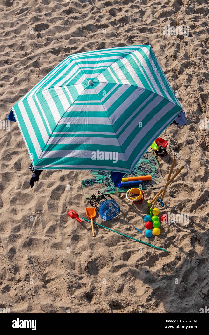 Sonnenschirm- und Strandspielzeug, Strand, Kühlungsborn, Mecklenburg-Vorpommern, Deutschland Stockfoto