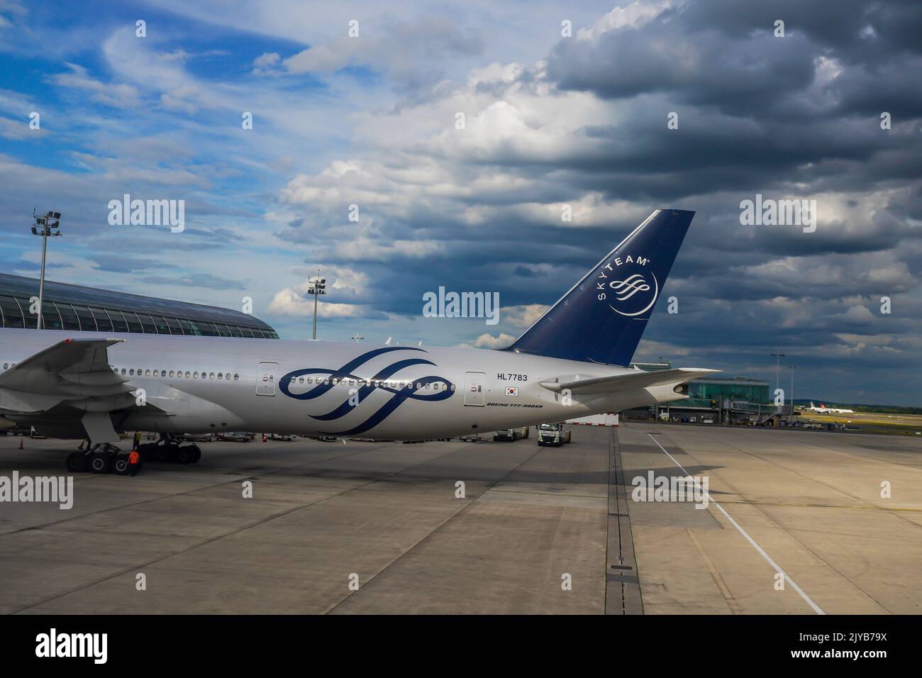 Korean Air Boeing 777 auf Asphalt am Flughafen Charles de Gaulle in