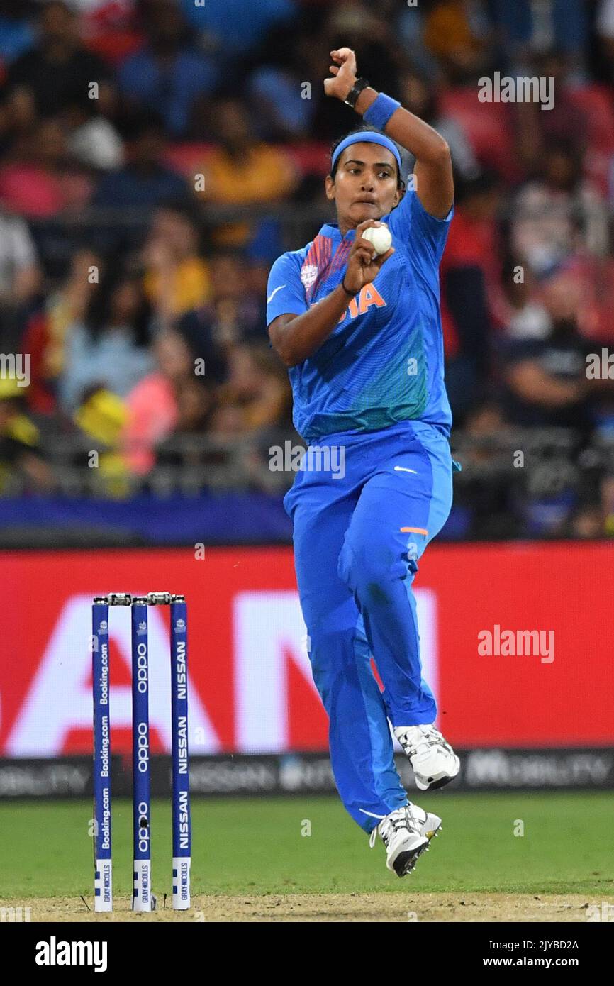 Shikha Pandey of India Bowling während des World Cup Cricket-Spiels zwischen Australien und Indien WT20 im Sydney Showground Stadium in Sydney, Freitag, 21. Februar 2020. (AAP IMAGE/DEAN LEWINS) KEINE ARCHIVIERUNG, NUR REDAKTIONELLE VERWENDUNG, BILDER NUR FÜR NACHRICHTENBERICHTERSTATTUNG, KEINE KOMMERZIELLE VERWENDUNG, KEINE VERWENDUNG IN BÜCHERN OHNE VORHERIGE SCHRIFTLICHE ZUSTIMMUNG VON AAP ** NUR FÜR REDAKTIONELLE ZWECKE, KEINE KOMMERZIELLE VERWENDUNG, KEINE BÜCHER ** Stockfoto