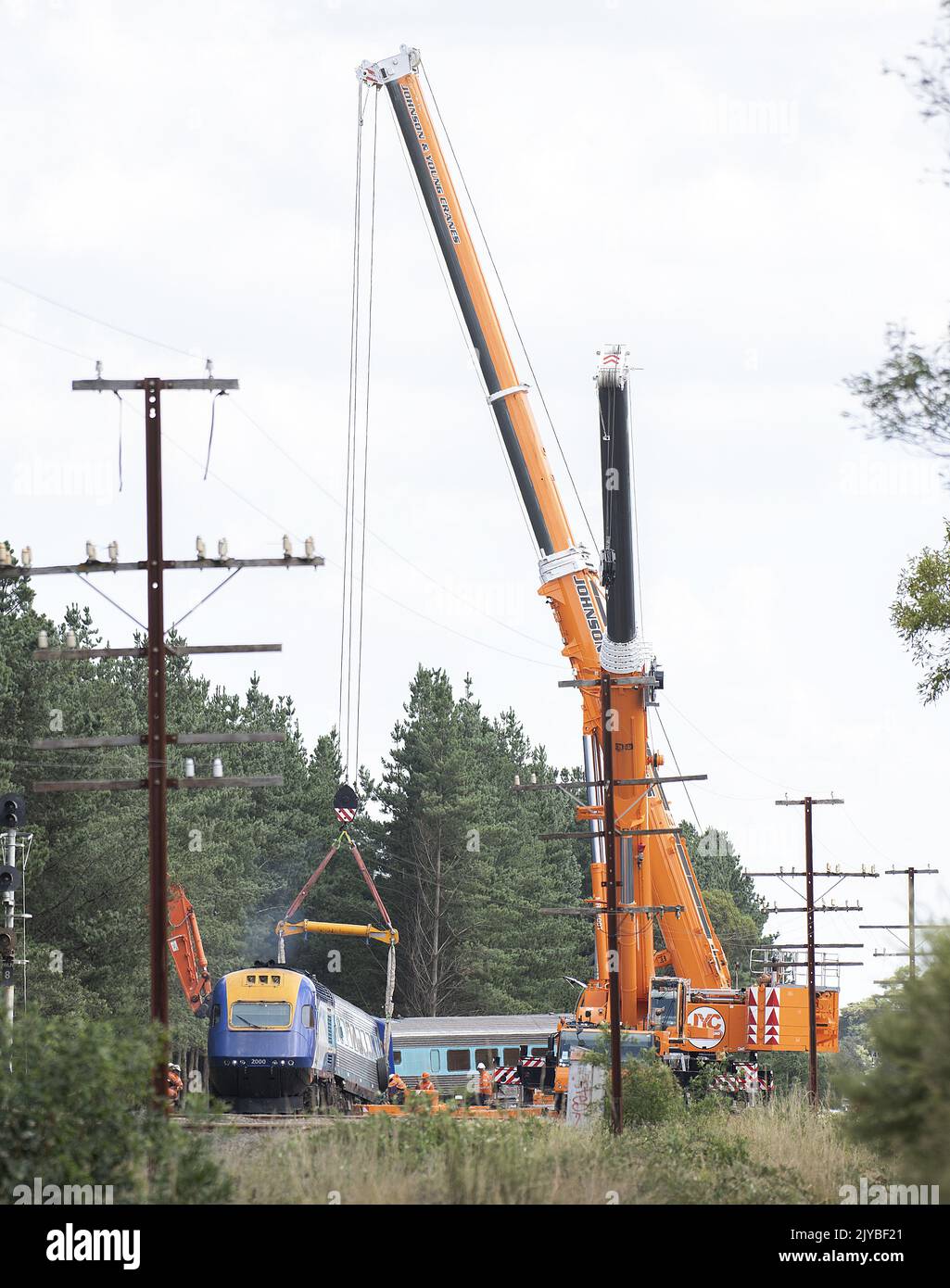 Ein Hebegurt auf einem Kran wird verwendet, um einen Teil des XPT-Zuges zu bewegen, der am Sonntag, 23. Februar 2020, in Wallan North, 45km nördlich von Melbourne, entgleiste. Der Lokführer des Zuges, der 54-jährige Einwohner von Canberra, John Kennedy, und sein Pilot, ein 49-jähriger Mann aus Castlemaine in Victoria, starben am Donnerstagabend, als die XPT-Diesellokomotive von Sydney nach Melbourne und fünf Waggons in Wallan entgleisten. (AAP Image/Ellen Smith) KEINE ARCHIVIERUNG ** NUR FÜR REDAKTIONELLE ZWECKE ** Stockfoto