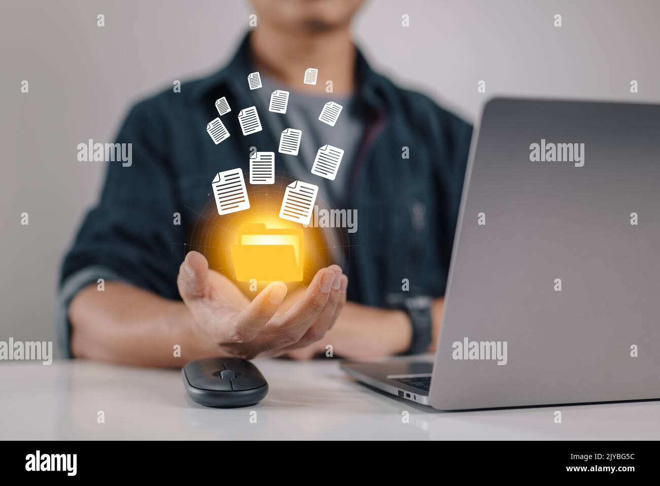 Dokumentenfluss im Unternehmen, papierlos. Bürokratieabbau, E-Dokumenten-Management. Stockfoto