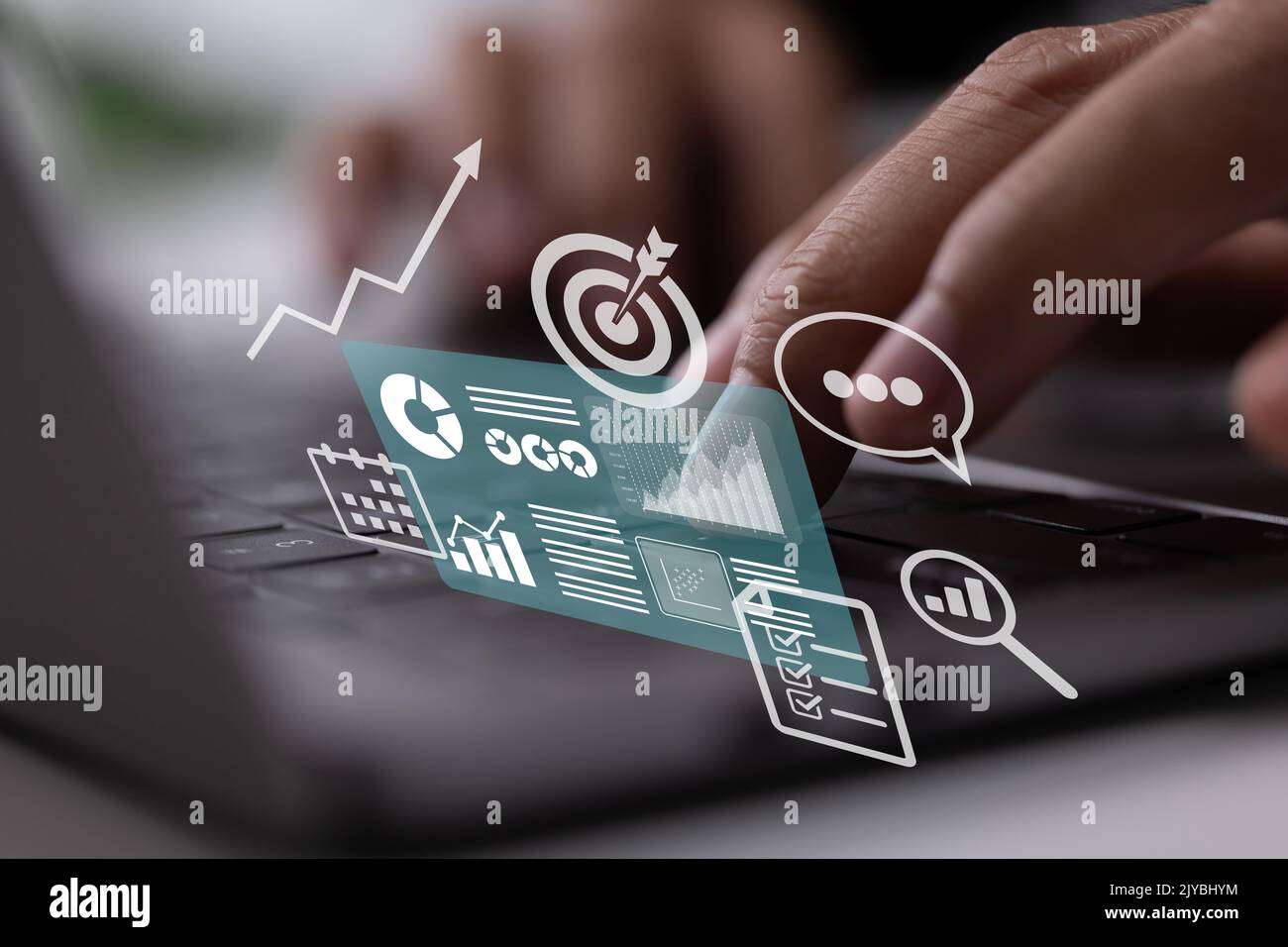 Buchhaltung, Analyse, Audit, Forschung, Ergebnisse. Zwischenablage, Bericht, Ziel, Kalender, Lupe. Finanzbericht. Laptop mit Diagrammen und Diagrammen auf dem Stockfoto