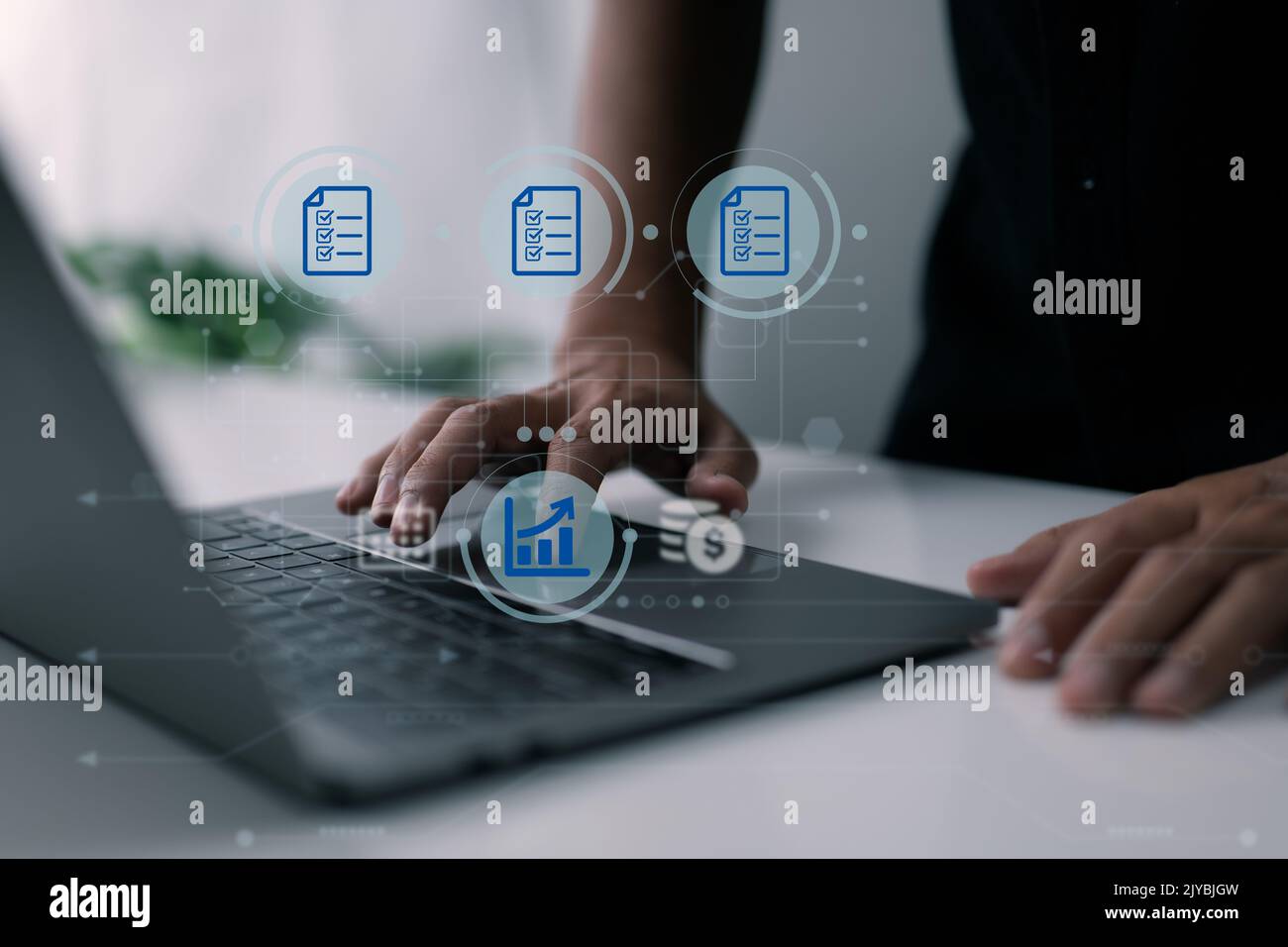 Ein Mann verwendet einen Computer, um das Unternehmen seiner Familie zu verwalten, Aufzeichnungen und Unterlagen zu verfolgen und Einnahmen und Kosten zu verfolgen. Stockfoto