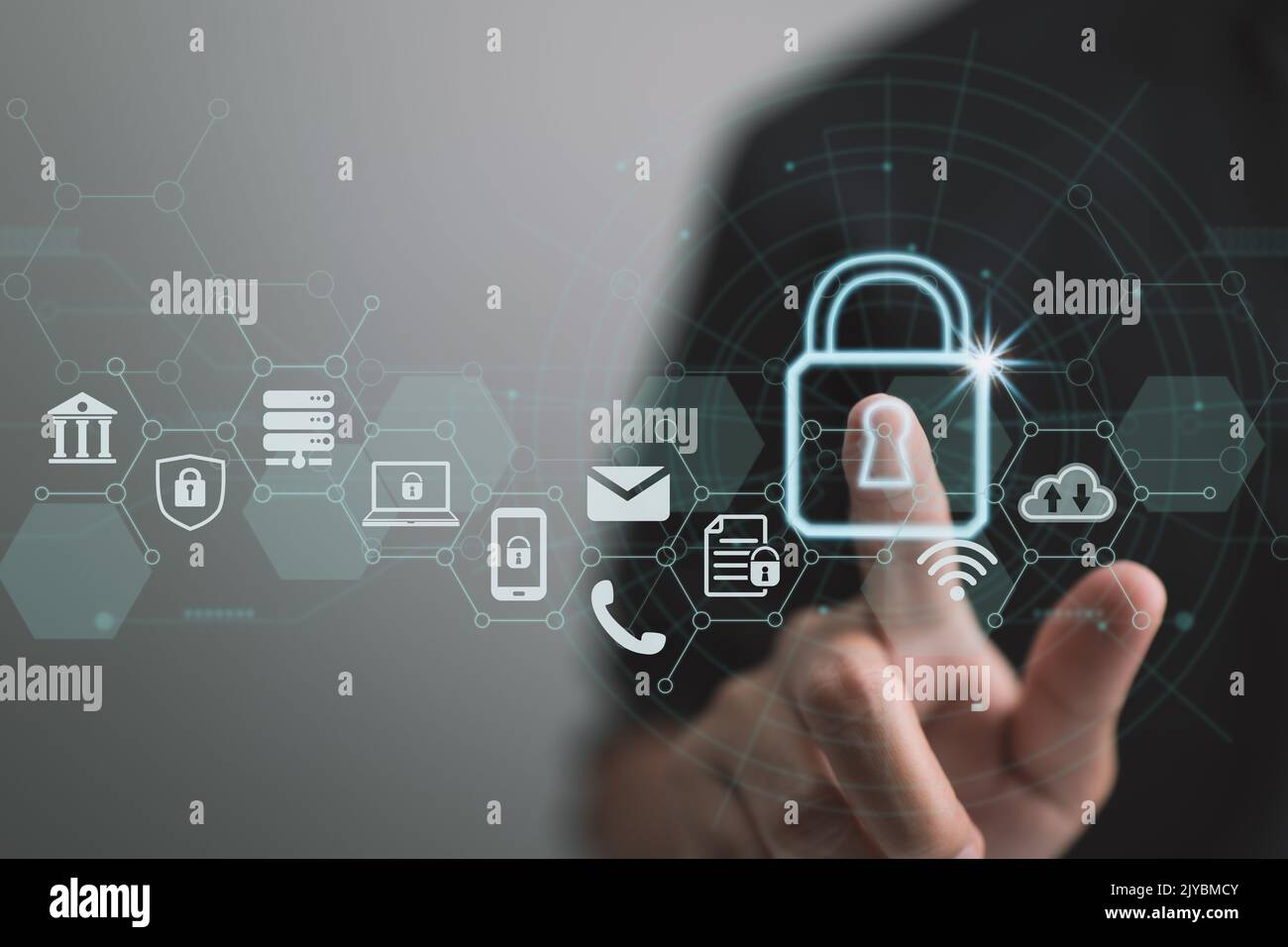 Datensicherheit und Datenschutz. Ein Netzwerk von Cybersicherheit. Private Informationen von Einzelpersonen werden von diesem Geschäftsmann geschützt. Ein Vorhängeschloss-Symbol und eine Verbindung Stockfoto