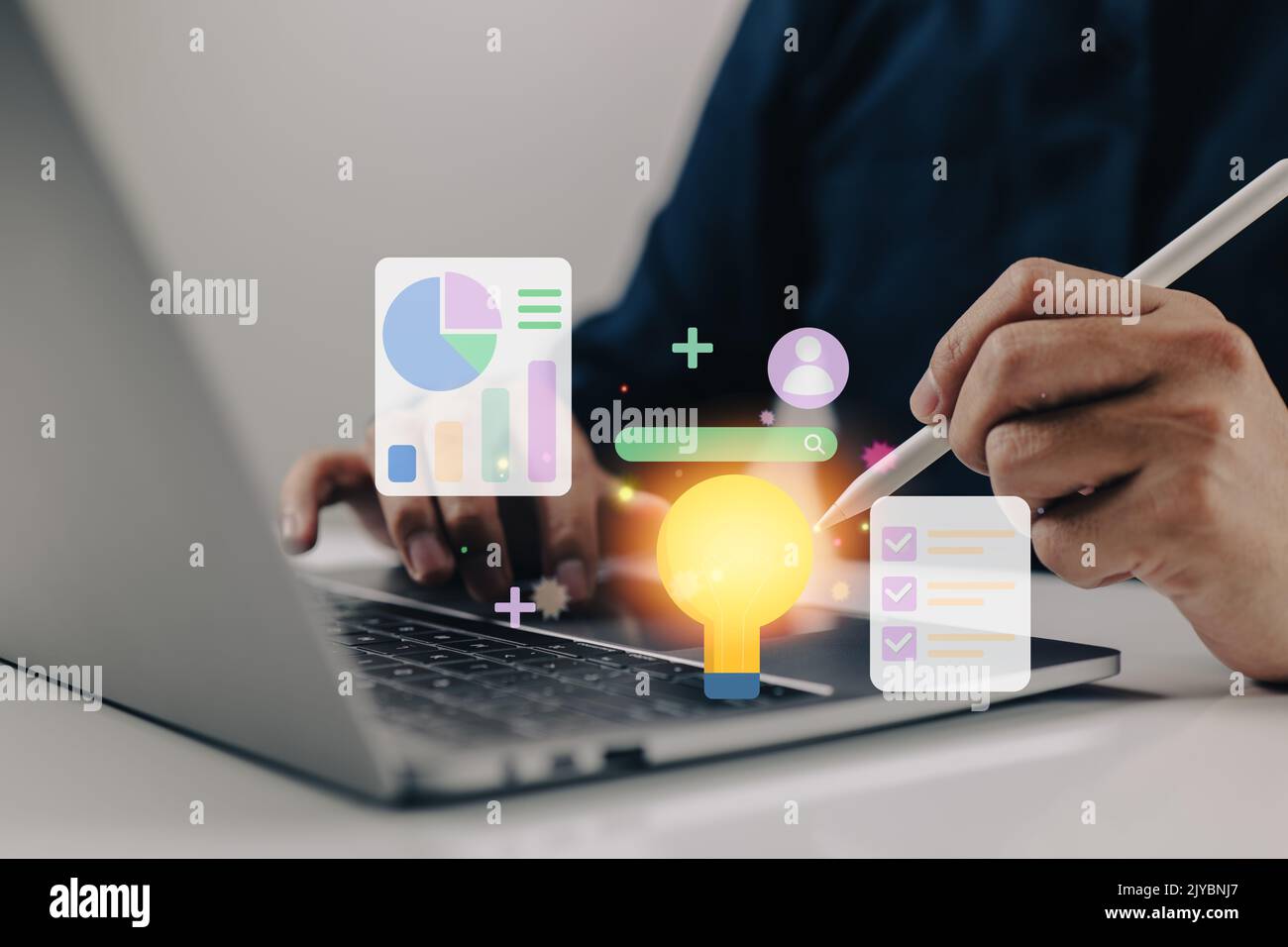 Datenanalyse, Online-Marketing und Grafiken für Finanzberichte sind einige meiner Spezialitäten. Idee von einem Laptop, der eine Datengrafik hat. Stockfoto