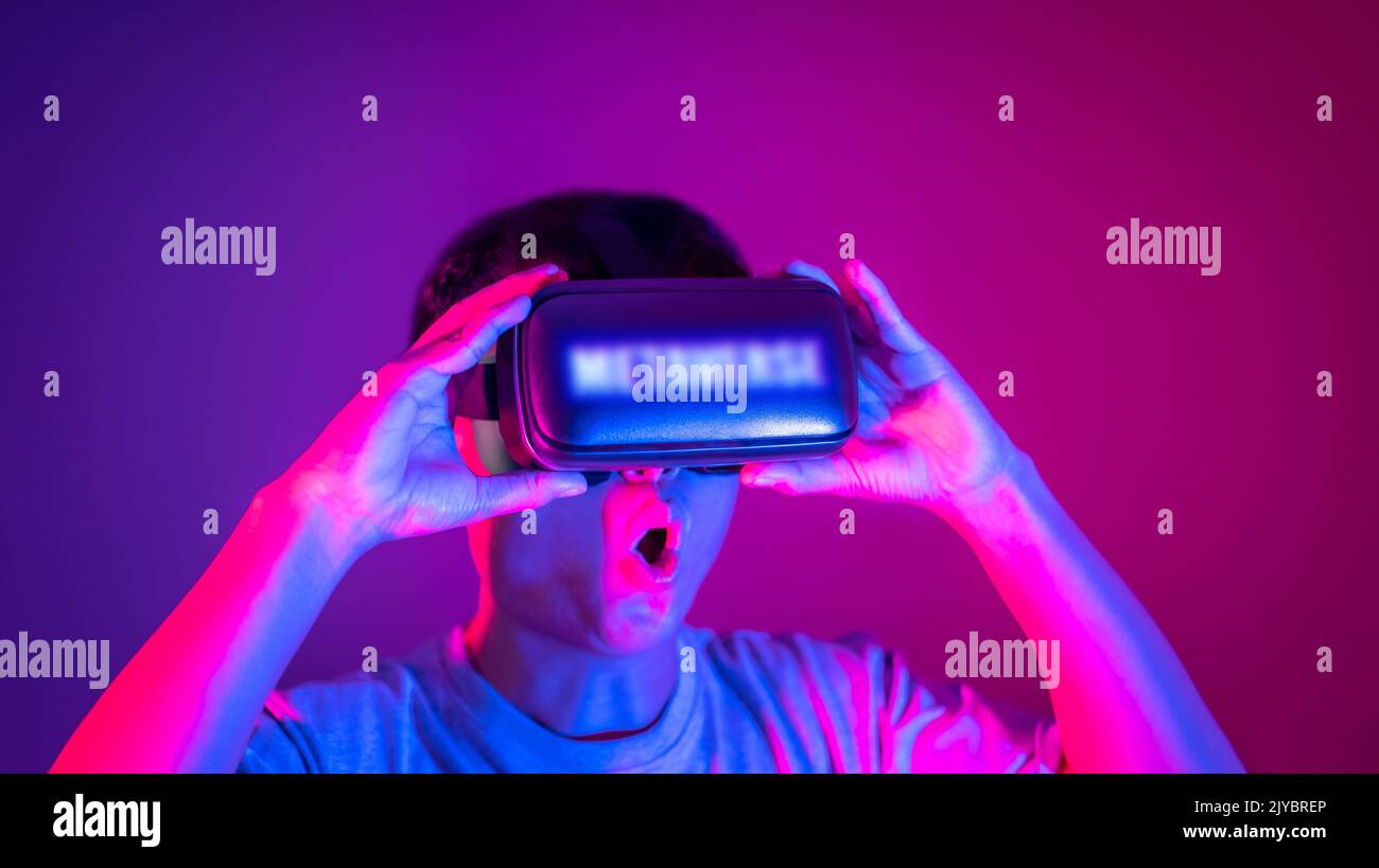 Technologiekonzepte für die virtuelle Realität. Visualisierung eines Mannes, der eine Virtual-Reality-Brille trägt, elektronische Kopfeinheit für Unterhaltung. Stockfoto