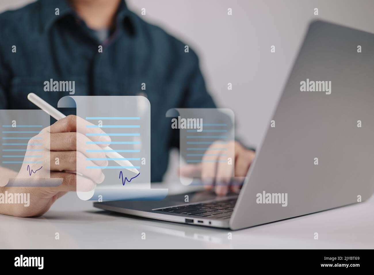 Vereinbarung. Sie unterzeichneten einen Vertrag. Geschäftsmann, der auf einem Laptop mit E-Dokumenten-Symbolen arbeitet, papierloses Bürokonzept. Stockfoto