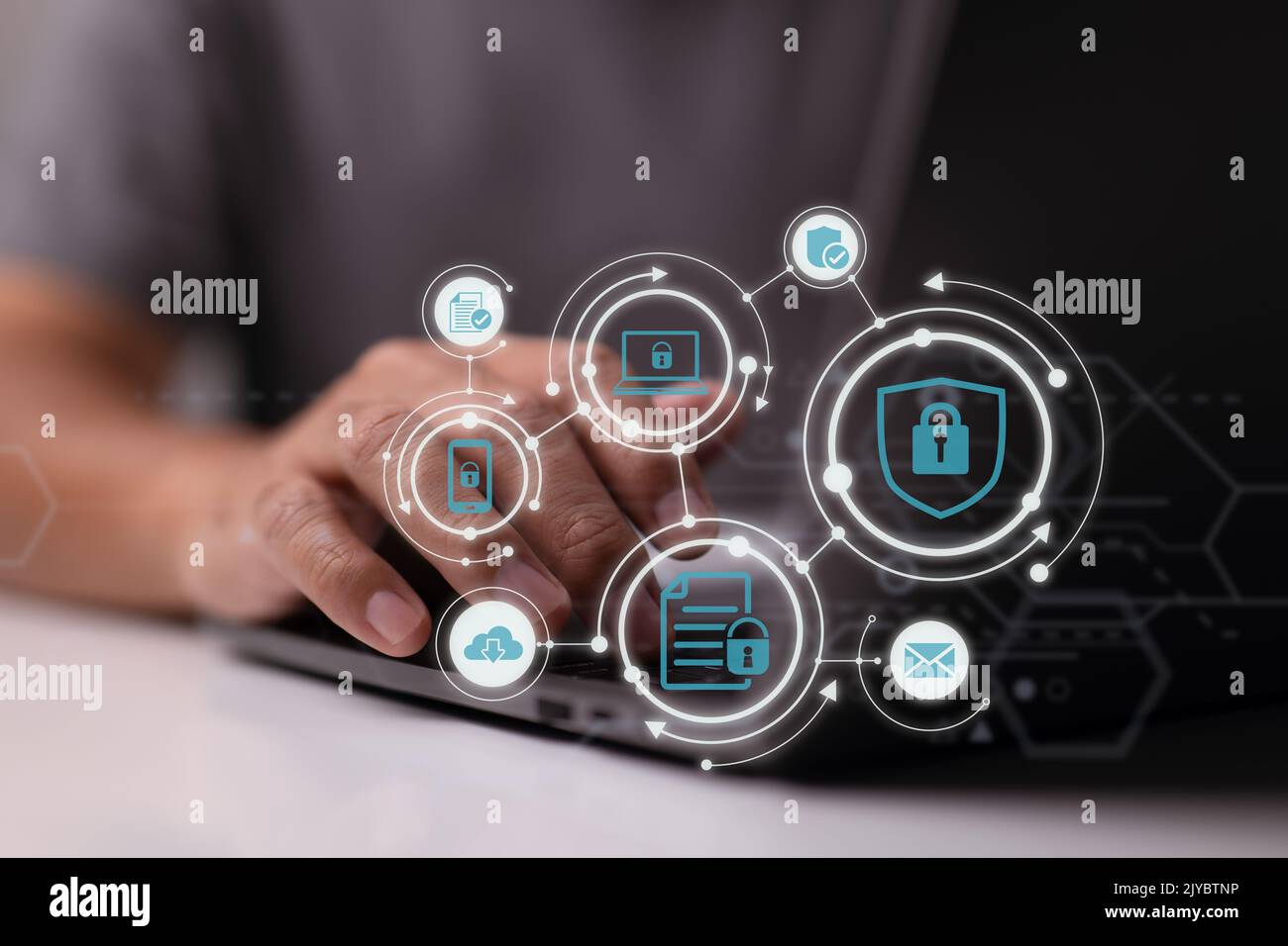 Datenschutzkonzept mit einem Mann, der einen Laptop verwendet. Stockfoto