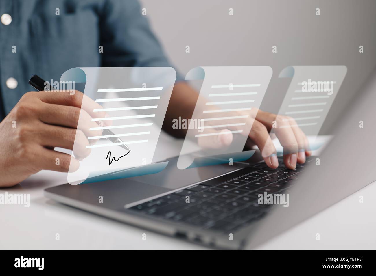 Vereinbarung. Verträge wurden unterzeichnet. Geschäftsmann mit Laptop mit E-Dokument-Symbolen, papierloses Bürokonzept. Stockfoto