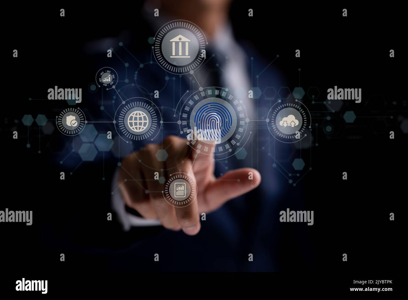 Man benutzt den Daumen, um den Fingerabdruck zu scannen oder für die digitale Verarbeitung biometrische Identifikation, um auf das Sicherheitssystem zuzugreifen, das auch Internetbankin umfasst Stockfoto