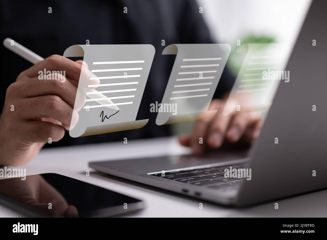 Vereinbarung. Einen Vertrag unterzeichnet. Ein Geschäftsmann, der an einem Laptop mit elektronischen Dokumentensymbolen, E-Dokumentenverwaltung, einer Online-Dokumentation arbeitet Stockfoto