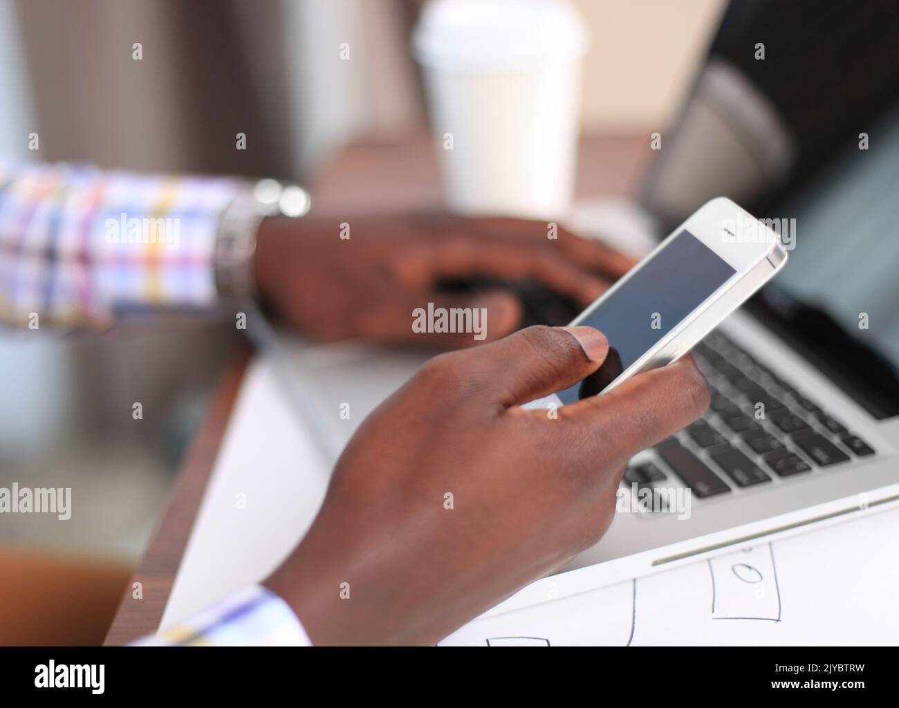 7/8-Ansicht von professionellen männlichen UX Web Designer arbeiten auf seinem neuen Smartphone vorlagen Projekt während der Verwendung leerer Bildschirm Tablet Stockfoto