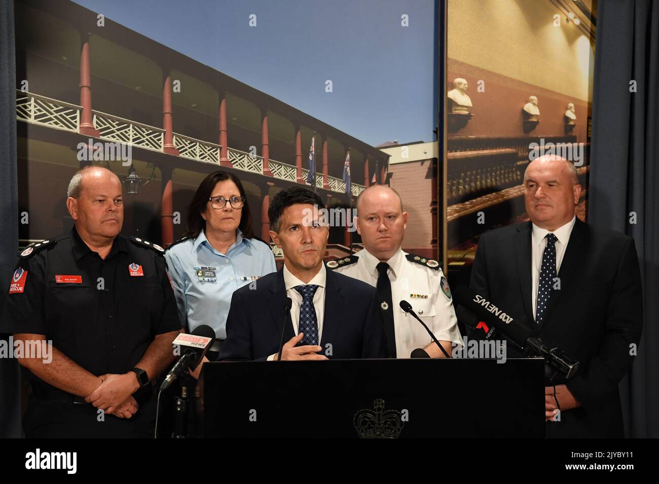 Der Minister für Kundenservice Victor Dominello (Mitte) und der Minister für Polizei und Notdienste David Elliott (rechts) werden am Donnerstag im US-Außenministerium in Sydney von RFS-Kommissarin Shane Fitzsimmons (2. von rechts), SES-Kommissarin Carlene York (2. von links) und Fire and Rescue NSW-Kommissar Paul Baxter (links), 5. März 2020. (AAP Image/Dean Lewins) KEINE ARCHIVIERUNG ** NUR FÜR REDAKTIONELLE ZWECKE ** Stockfoto