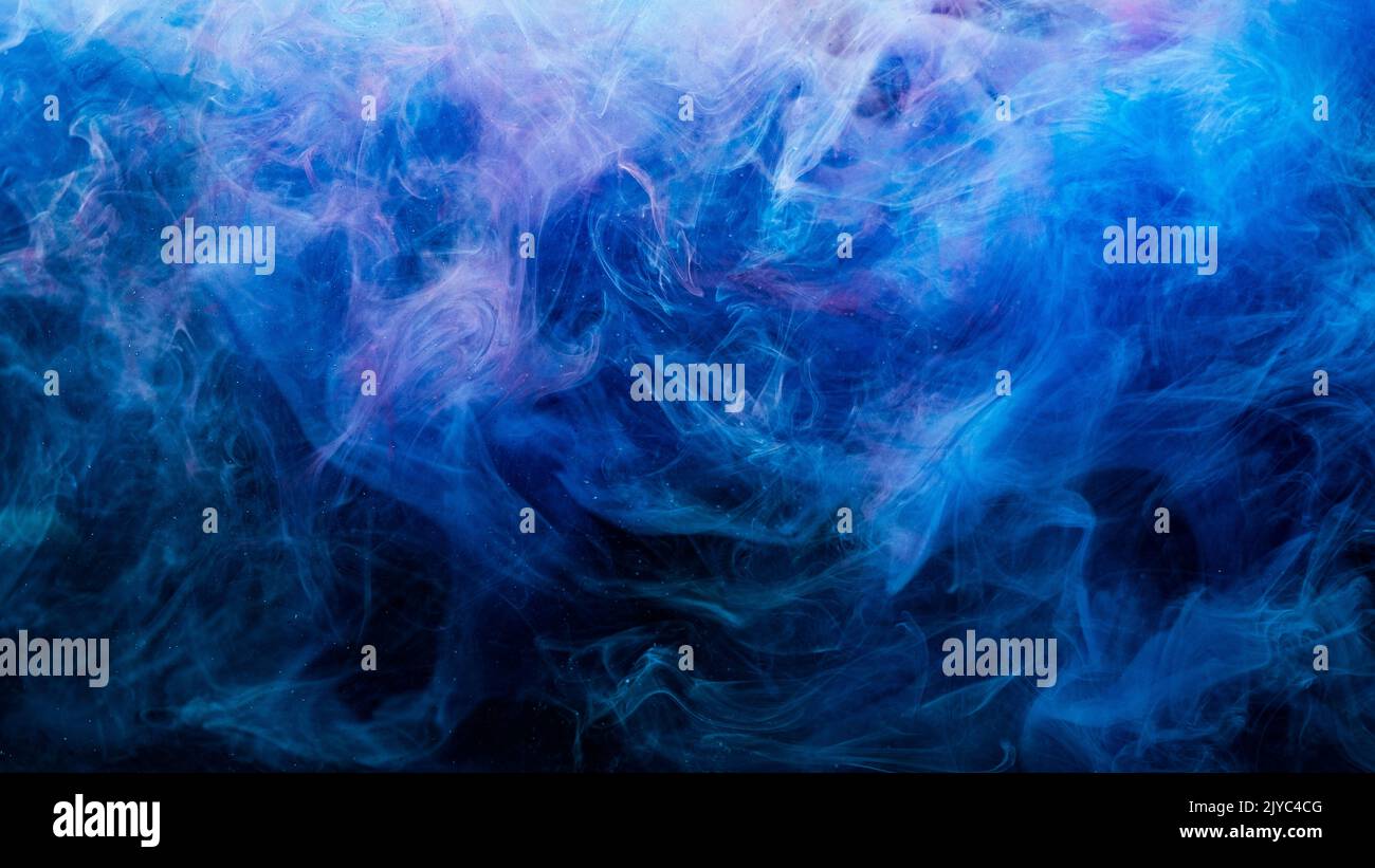 Tinte im Wasser Kunst Hintergrund blau lila Dampf Stockfoto