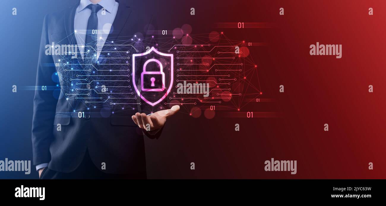 Schutz Netzwerksicherheit Computer und sicher Ihre Daten Konzept, Geschäftsmann halten Schild schützen Symbol. Schloss Symbol, Konzept über Sicherheit, cyberse Stockfoto