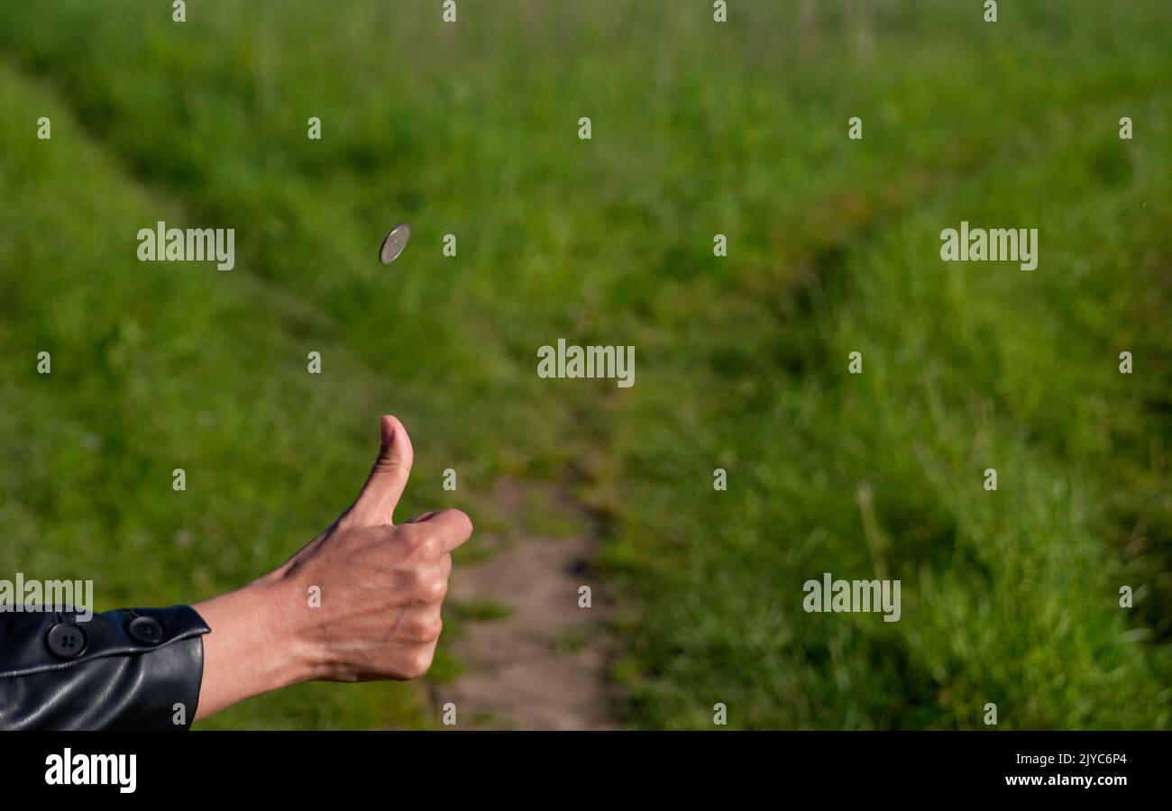 Lösungsauswahl. Werfen einer Münze auf eine Gabelung in einem Waldweg Stockfoto