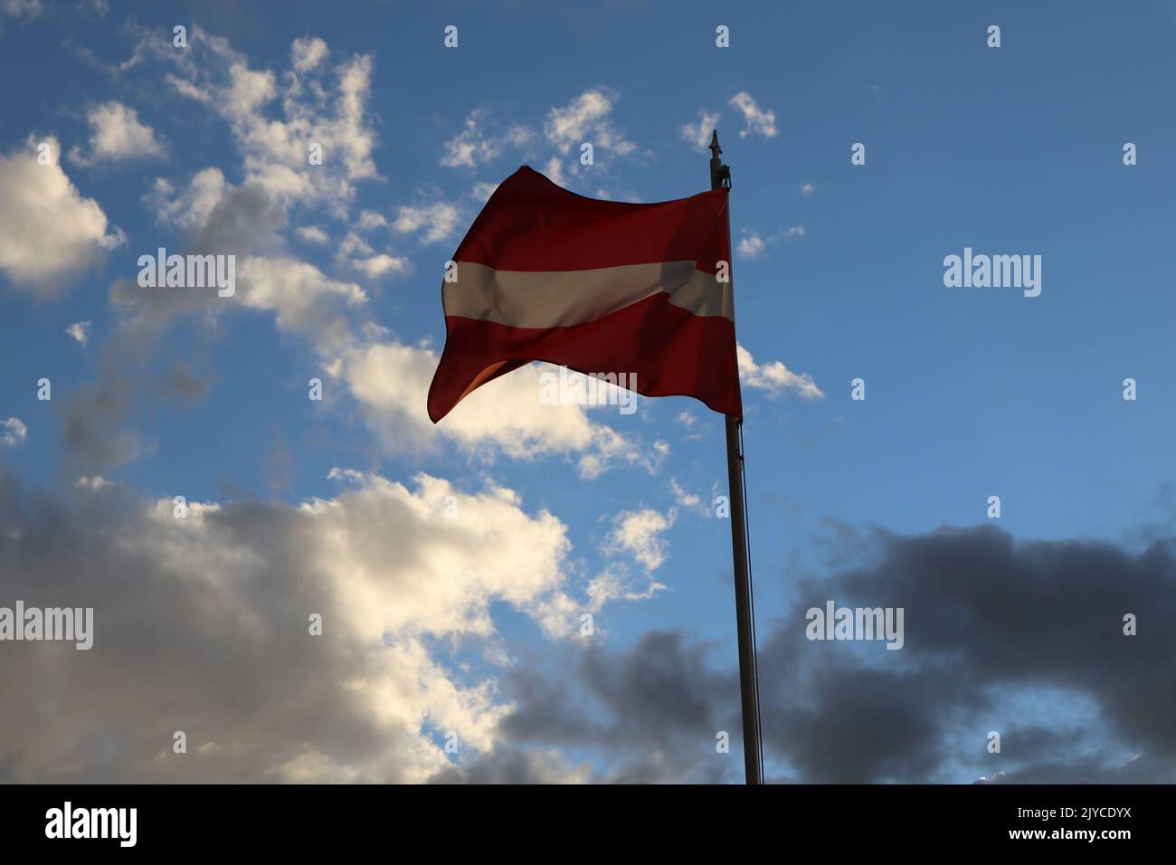 Lettische Fahne winken in den Himmel Stockfoto