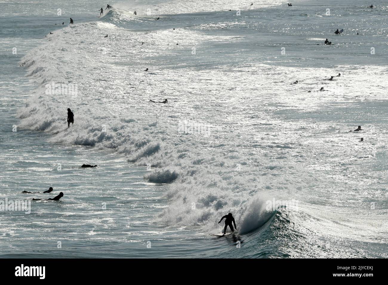 Surfer gesehen im Wasser an einem geschlossenen Bondi Beach in Sydney, Sonntag, 22. März 2020. Die Strandbesucher verurteilten am Freitag, als Zehntausende von Menschen über soziale Distanzierungsregeln hinausgezogen wurden, die in dem Bemühen, die Ausbreitung von COVID-19 zu begrenzen, erlassen wurden. (AAP Image/Joel Carrett) KEINE ARCHIVIERUNG ** NUR FÜR REDAKTIONELLE ZWECKE ** Stockfoto