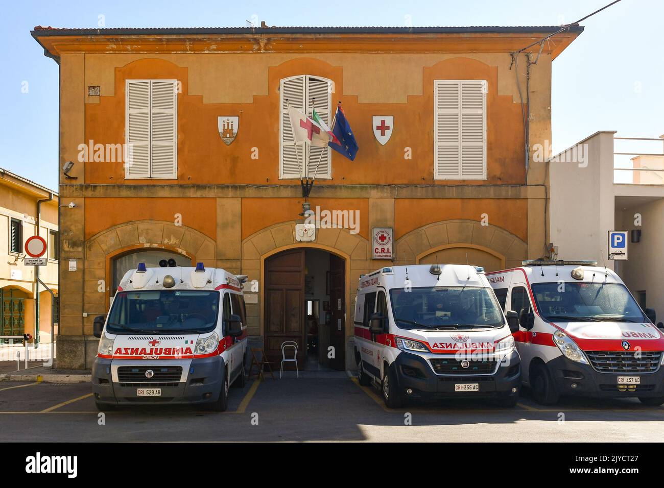 Drei Krankenwagen parkten vor dem Sitz des italienischen Roten Kreuzes in Castiglione della Pescaia, Grosseto, Toskana, Italien Stockfoto