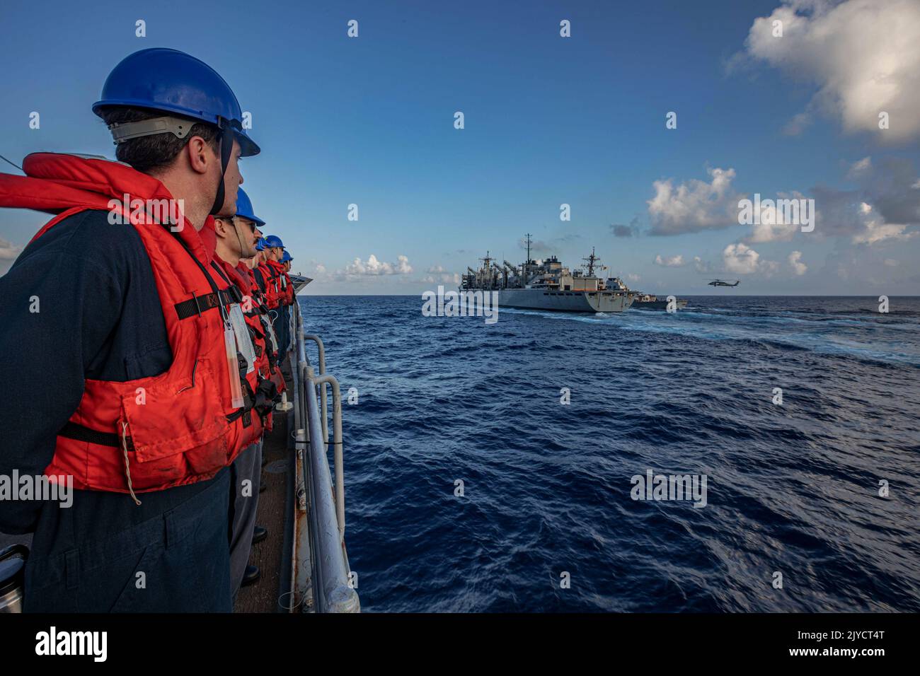 Mittelmeer. 21. August 2022. Matrosen befahren die Schienen des Lenkraketen-Kreuzers USS San Jacinto (CG 56) der Ticonderoga-Klasse, während sie sich dem Flottenkampfschiff USNS Supply (T-AOE6) nähern, während sie mit dem Lenkraketen-Zerstörer USS Cole (DDG 67) der Arleigh Burke-Klasse im Mittelmeer, 21. August 2022, auf See auffüllen. San Jacinto befindet sich im geplanten Einsatzgebiet der US Naval Forces Europe, das von der Sechsten Flotte der USA eingesetzt wird, um die Interessen der USA, der Alliierten und der Partner zu verteidigen. Quelle: U.S. Navy/ZUMA Press Wire Service/ZUMAPRESS.com/Alamy Live News Stockfoto