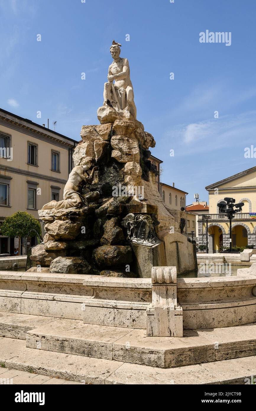 Der Brunnen der durstigen Maremma (1919) auf der Piazza Guerrazzi im Stadtzentrum von Cecina, Livorno, Toskana, Italien Stockfoto