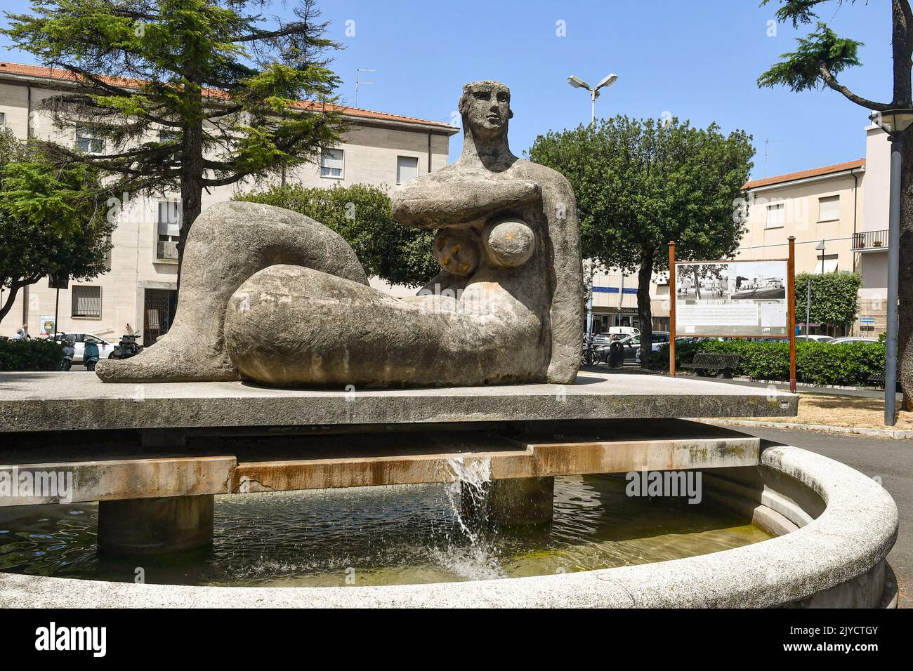 Brunnen mit Skulptur von Massimo Villani in den öffentlichen Gärten der Piazza della Libertà im Stadtzentrum von Cecina, Livorno, Toskana, Italien Stockfoto