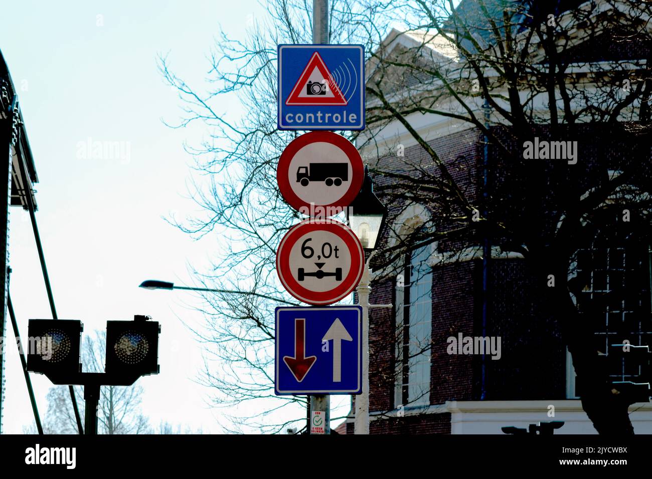 Zugbrücke aus Stahl über die Vliet an den Schleusen von Leidschendam in den Niederlanden Stockfoto