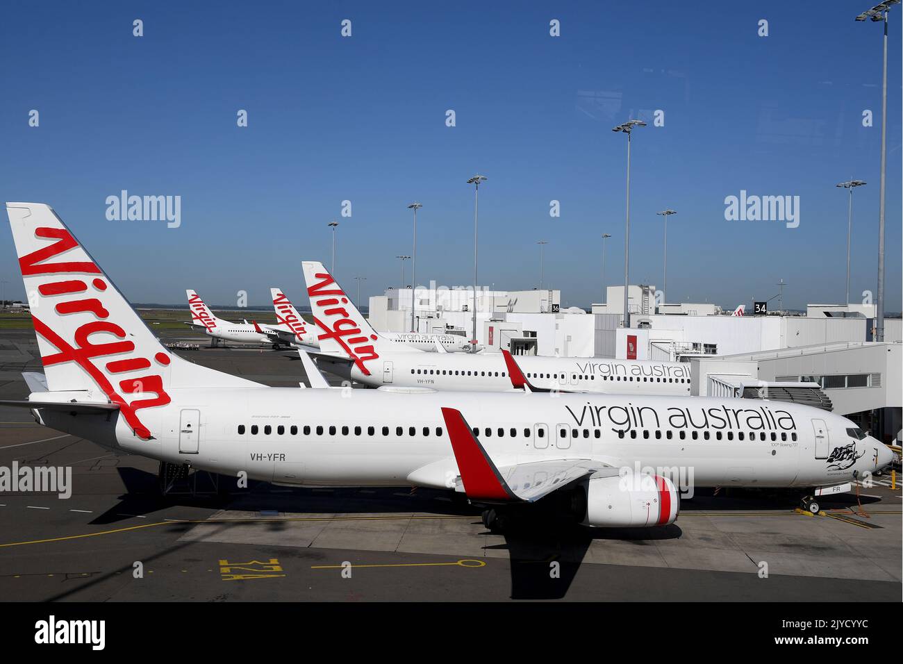 Eine allgemeine Ansicht der Flugzeuge von Virgin Australia auf dem Inlandsflughafen von Sydney, in Sydney, Dienstag, 21. April 2020. Virgin bestätigte, dass sie am Dienstag in die Verwaltung gegangen sei und drohte bis zu 10.000 Arbeitsplätze bei Fluggesellschaften, nachdem eine Vorstandssitzung ihrer internationalen Aktionäre am Montag gegen die Bereitstellung zusätzlicher finanzieller Unterstützung gestimmt hatte. (AAP Image/Dan Himbrechts) KEINE ARCHIVIERUNG ** NUR FÜR REDAKTIONELLE ZWECKE ** Stockfoto