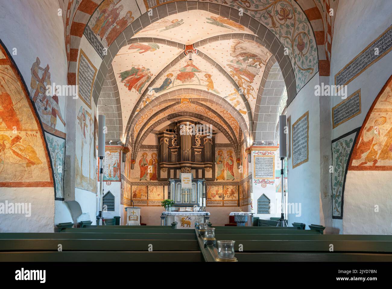 LIEBERHAUSEN, DEUTSCHLAND - 16. JUNI 2022: Blick durch den Hauptgang der Lieberhausener Kirche am 16. Juni 2022 im Bergischen Land Stockfoto