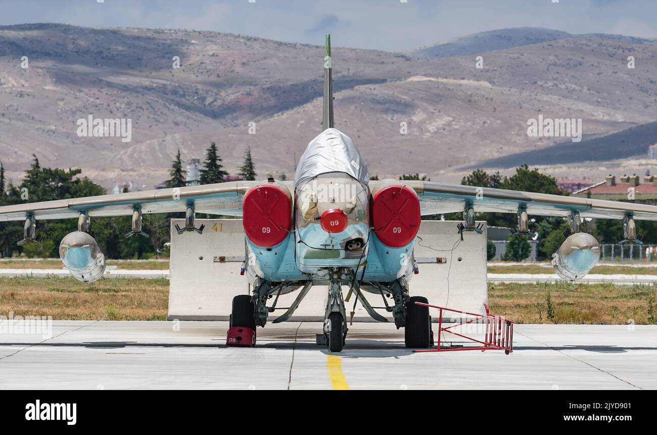 KONYA, TURKIYE - 30. JUNI 2022: Die aserbaidschanische Luftwaffe Sukhoi Su-25 Frogfoot (25508101029) wurde während der anatolischen Adler-Luftwaffe am Flughafen Konya ausgestellt Stockfoto