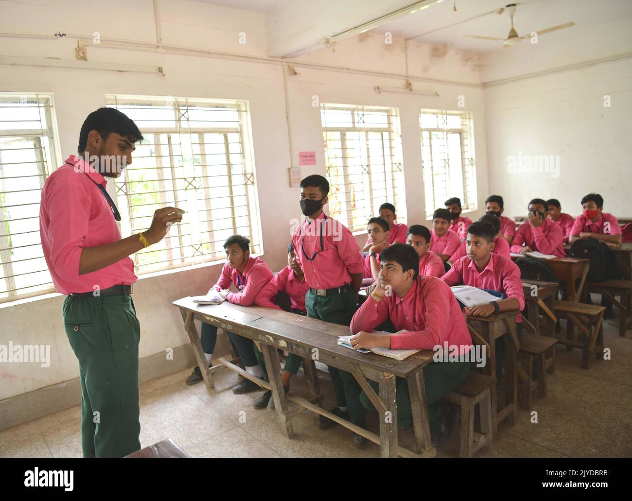 Ein älterer Schüler nimmt im Vorfeld des „Teachers Day“ in Agartala an den Kursen der Juniorschüler der höheren Sekundarschule Netaji Subhas Vidyaniketan Teil. Der Tag der Lehrer wird am 5.. September begangen, um Lehrer für ihren Beitrag in der Gesellschaft zu würdigen. Tripura, Indien. Stockfoto