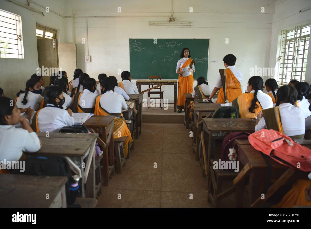 Ein älterer Schüler nimmt im Vorfeld des „Teachers Day“ in Agartala an den Kursen der Juniorschüler der höheren Sekundarschule Netaji Subhas Vidyaniketan Teil. Der Tag der Lehrer wird am 5.. September begangen, um Lehrer für ihren Beitrag in der Gesellschaft zu würdigen. Tripura, Indien. Stockfoto