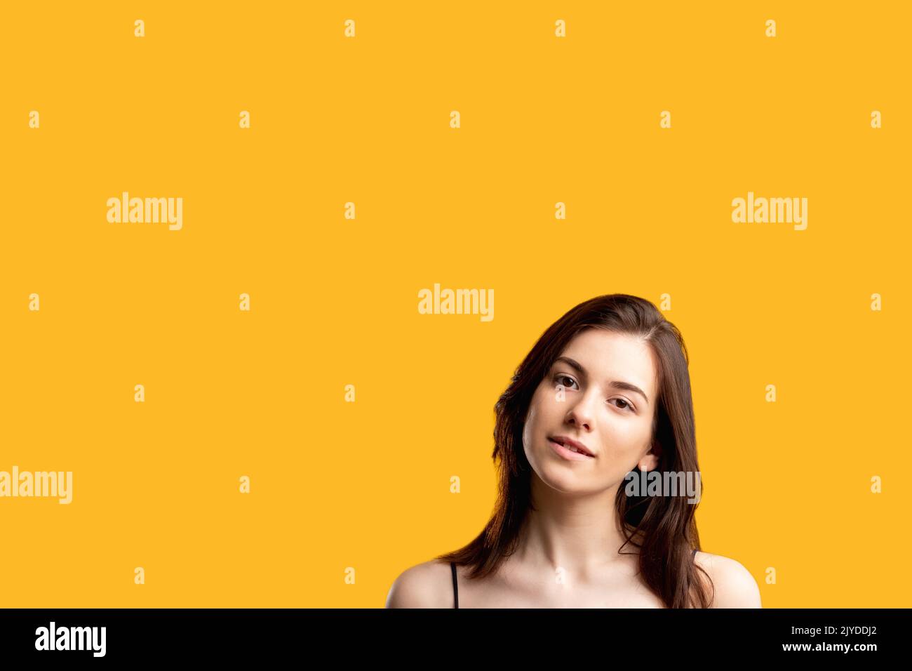 Kreative Ideen clevere Frau isoliert orange Stockfoto