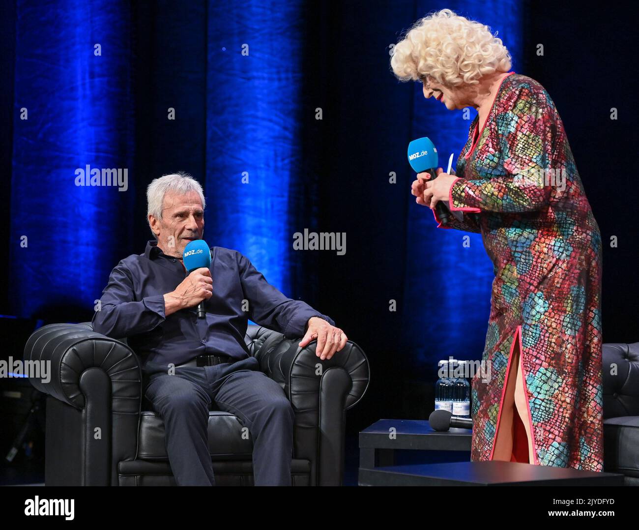 07. September 2022, Brandenburg, Frankfurt (oder): Gojko Mitic, deutsch-serbischer Schauspieler und Regisseur, wird am späten Abend beim MOZ-Talk der Märkischen Oderzeitung (MOZ) im Kleist Forum von Lilo Wanders begrüßt. Mit mehr als neun Millionen Zuschauern gilt die DEFA-Produktion 'die Söhne des Großen Bären' (1966) als einer der erfolgreichsten Filme der ehemaligen DDR. Gojko Mitic wurde mit diesem Film und elf weiteren indischen Filmen zum Idol. Er war die ostdeutsche Antwort auf Winnetou. Beim MOZ-Talk 33. hatte der Schauspieler mit den beiden Moderatoren Lilo Wanders und David Fr. über sein Leben gesprochen Stockfoto