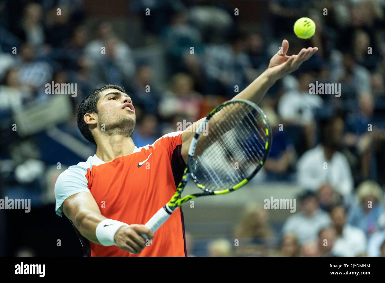 New York, NY - 7. September 2022: Carlos Alcaraz aus Spanien ist beim Viertelfinale der US Open Championships gegen Jannik Sinnerin aus Italien im USTA Billie Jean King National Tennis Center vertreten Stockfoto