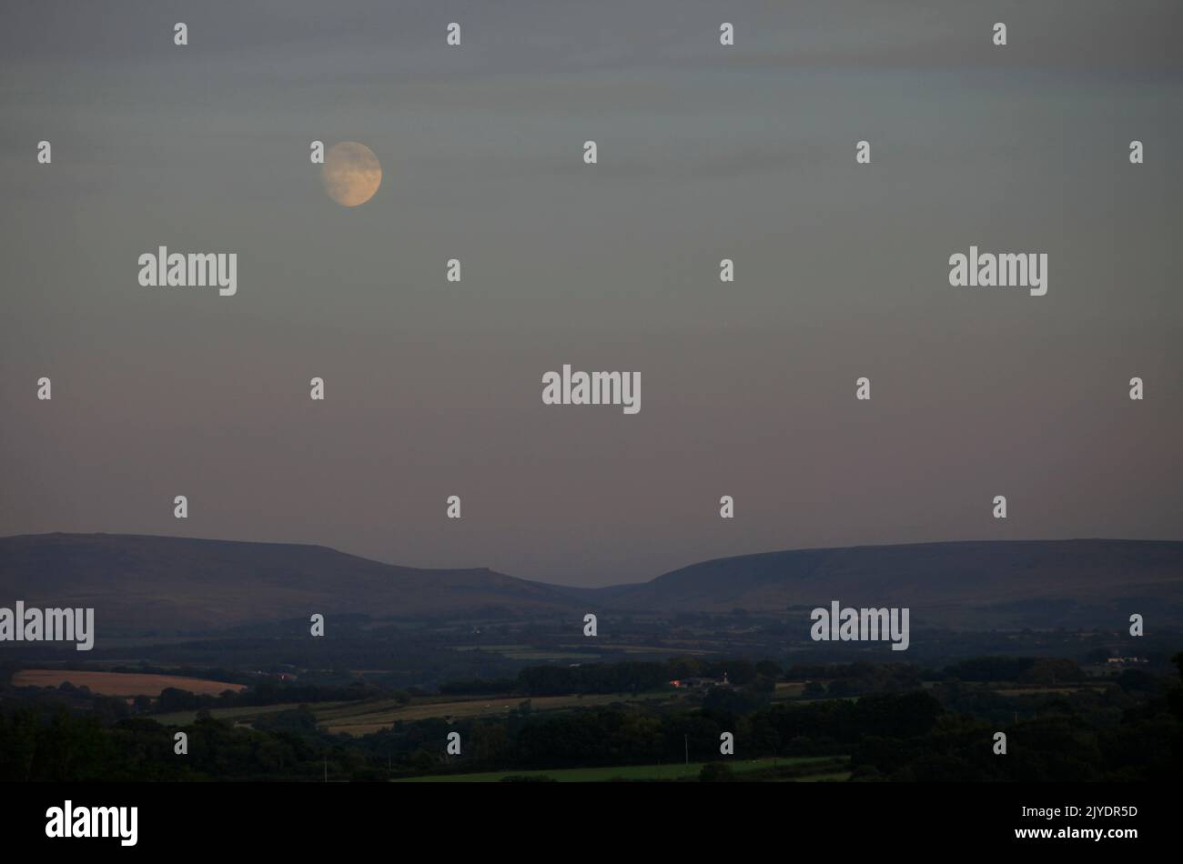 Blick auf Dartmoor in der Abenddämmerung mit aufsteigendem Mond von Highampton Devon UK Stockfoto