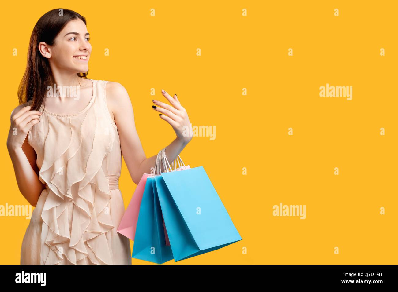 Easy Shopping Frau Shopper Taschen isoliert orange Stockfoto
