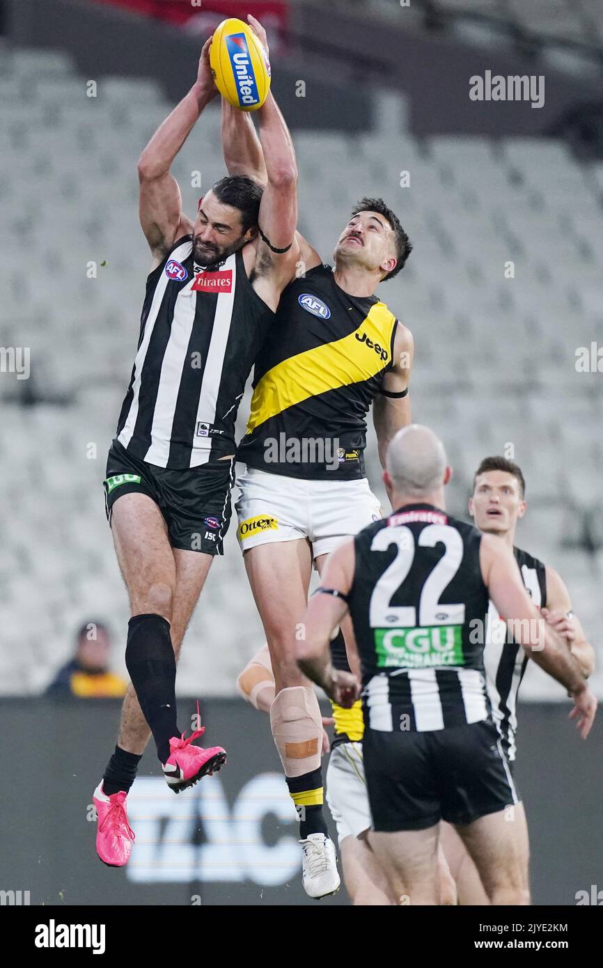 Brodie Grundy of the Magpies kämpft am Donnerstag, den 11. Juni 2020, um den Ball gegen Ivan Soldo of the Tigers während des AFL-Spiels der Runde 2 zwischen den Collingwood Magpies und den Richmond Tigers auf dem Melbourne Cricket Ground in Melbourne. (AAP IMAGE/MICHAEL DODGE) KEINE ARCHIVIERUNG, NUR REDAKTIONELLE VERWENDUNG ** AUSSCHLIESSLICH REDAKTIONELLE VERWENDUNG, KEINE KOMMERZIELLE NUTZUNG, KEINE BÜCHER ** Stockfoto